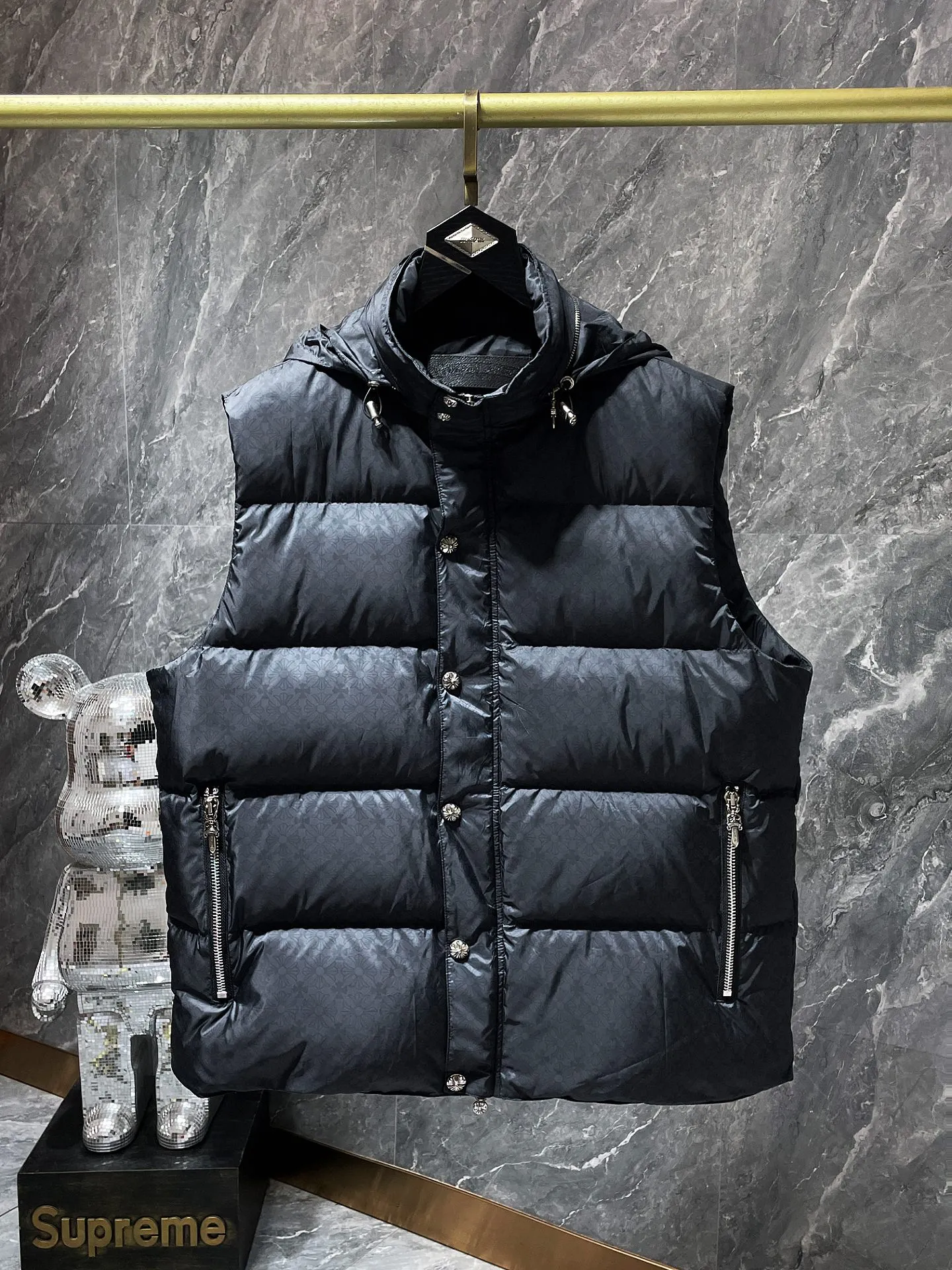 P656 Chrome Hearts ❄️Winter Down Jacket Series❄️ Chrome Hearts Dark Pattern Series Hooded Down Vest, available simultaneously at counters❤The hood is detachable! The best Guangzhou national standard 90 velvet on the market! ! The world’s highest fluffiness of 900D! ! High standard and sufficient down filling! ! Exterior windproof and waterproof dark pattern custom fabric, interior high-grade dark pattern lining fabric to prevent lint, original hardware molding, exquisite craftsmanship details, casual or formal wear ✨ slim fit and not bloated Recommended color: Customized dark pattern flower series Code number: S, M, L, XL